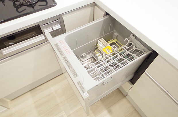 食器の出し入れがしやすいスライド収納タイプの食器洗い乾燥機です。また、節水効果にも優れています。