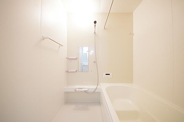 心地よい入浴タイムを追求した大きな浴槽とアクセントパネルで、より高級感が演出されます。