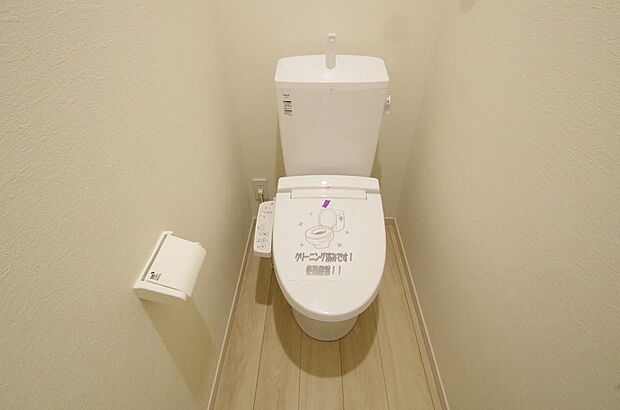 少ない水を有効に使って、汚れも効率よく洗浄します。便器は奥までふちのない掃除がしやすい形状です。