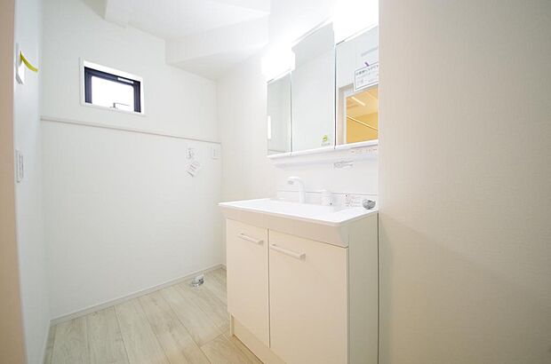 家族全員で利用するパブリックスペースとなりますので、鏡周りの収納ですっきり洗面台がご利用いただけます