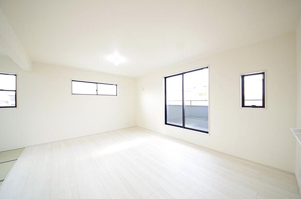 明るい陽光が差し込み開放的なリビング　ダイニングを演出し、ゆとりある空間はご満足いただけます。