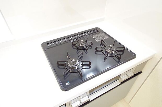 三ツ口コンロはＳｉセンサーが組み込まれています。長時間の使用の際にセンサーが自動でストップします。