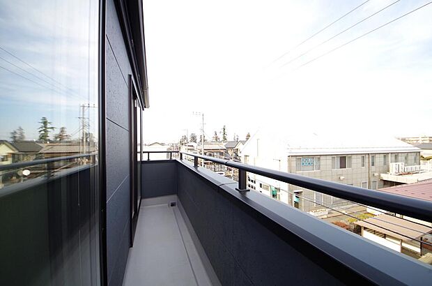 陽光あふれるバルコニーは、たくさんの光を浴びることができるのでお洗濯物やお布団もしっかり干せます。