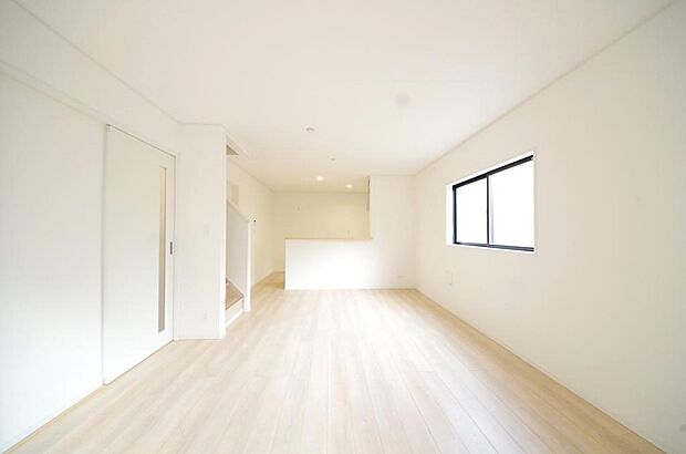 明るい陽光が差し込み開放的なリビング　ダイニングを演出し、ゆとりある空間はご満足いただけます。