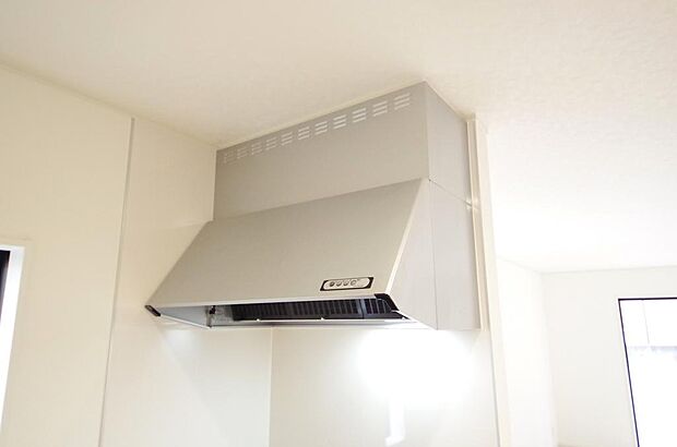 キッチン上部には、ブーツ型の照明付きのレンジフードが標準装備されております。