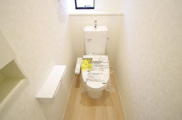 少ない水を有効に使って、汚れも効率よく洗浄します。便器は奥までふちのない掃除がしやすい形状です。