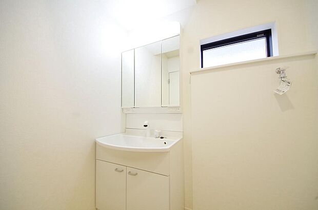 家族全員で利用するパブリックスペースとなりますので、鏡周りの収納ですっきり洗面台がご利用いただけます