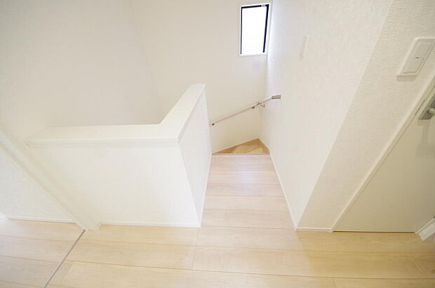 階段には手すりを標準装備することで、お子様やご高齢者の安全性にも配慮しております。