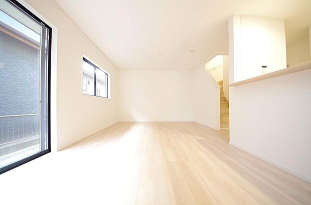 明るい陽光が差し込み開放的なリビング　ダイニングを演出し、ゆとりある空間はご満足いただけます。