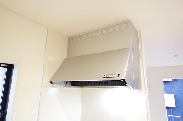 キッチン上部には、ブーツ型の照明付きのレンジフードが標準装備されております。