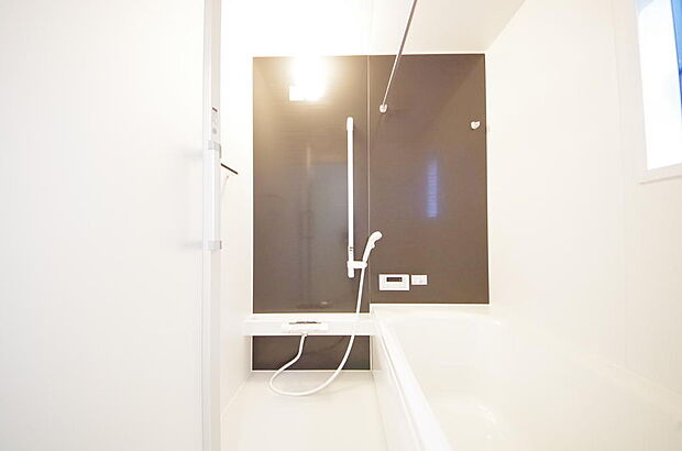 １日の疲れを癒す大切な場所です。追焚き機能も付いておりますので、帰りが遅くなっても安心できます。