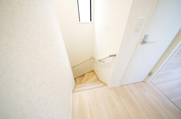 階段には手すりを標準装備することで、お子様やご高齢者の安全性にも配慮しております。