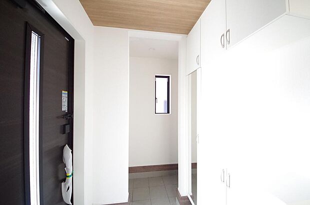 棚板が多く、沢山のの靴が収納可能。棚板は稼働可能ですのでブーツやヒールの高い靴も収納でき便利です。