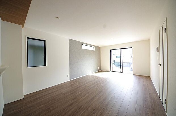 明るい陽光が差し込み開放的なリビング　ダイニングを演出し、ゆとりある空間はご満足いただけます。