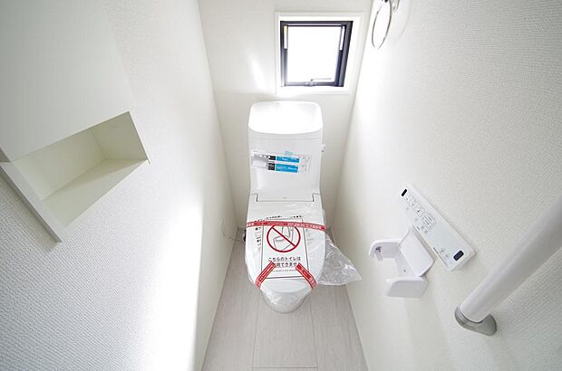 少ない水を有効に使って、汚れも効率よく洗浄します。便器は奥までふちのない掃除がしやすい形状です。