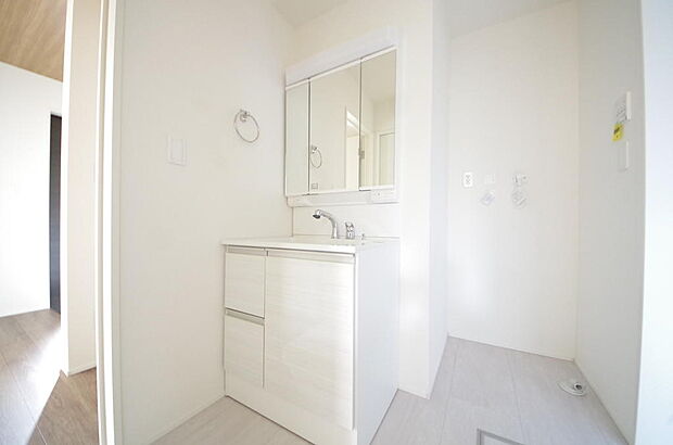 家族全員で利用するパブリックスペースとなりますので、鏡周りの収納ですっきり洗面台がご利用いただけます