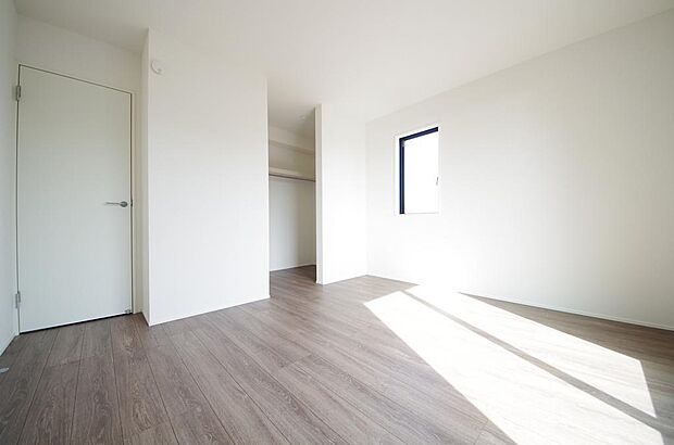 木の質感が優しい床材と豊富な収納が特徴的な、心に温かさを感じる内装です。
