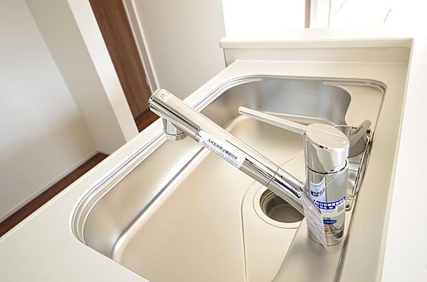 レバー操作一つで水量、温度も調節可能です。また、蛇口には浄水カートリッジも内蔵可能です。