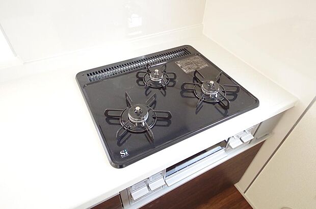三ツ口コンロはＳｉセンサーが組み込まれています。長時間の使用の際にセンサーが自動でストップします。
