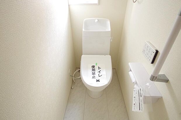 少ない水を有効に使って、汚れも効率よく洗浄します。便器は奥までふちのない掃除がしやすい形状です。