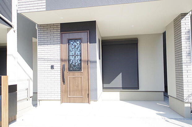 玄関はいわばその邸宅の顔です。だからこそ、迎賓のためにしつらえを細部まで施しました。