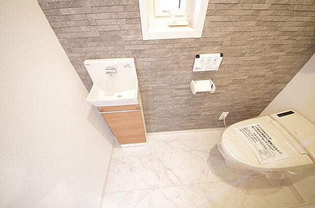 少ない水を有効に使って、汚れも効率よく洗浄します。便器は奥までふちのない掃除がしやすい形状です。