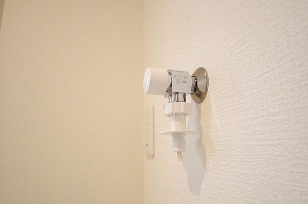 洗濯機用の給水口には蛇口ではなく、全自動洗濯機が設置できる専用の給水口が設置されております。