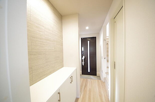 玄関を美しく整理できる収納量豊かなシューズインクロークです。高さの調整できる棚板を採用しております。