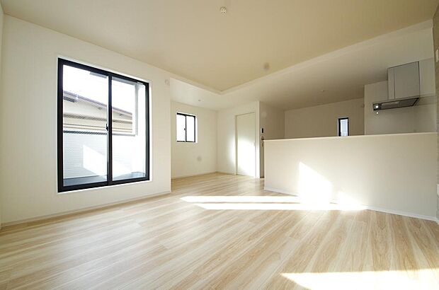 明るい陽光が差し込み開放的なリビング　ダイニングを演出し、ゆとりある空間はご満足いただけます。