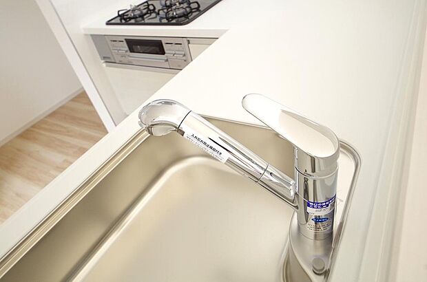 キッチンの水栓はホースが伸びますので、大きな鍋も楽に洗う事が出来ます。浄水器もビルトインです。
