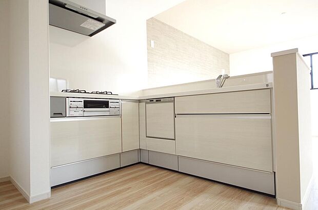 キッチンには耐久性が高く、お手入れも簡単で人工大理石トップを採用して、キッチンを優雅に演出しました。