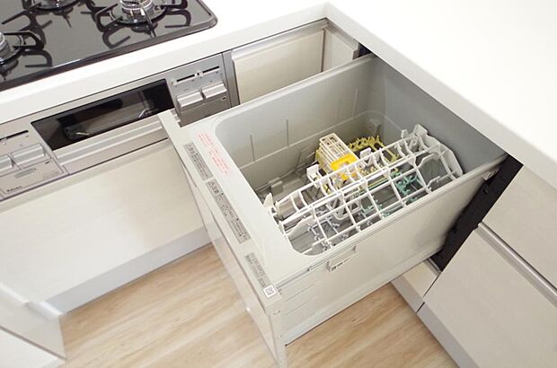 食器の出し入れがしやすいスライド収納タイプの食器洗い乾燥機です。また、節水効果にも優れています。