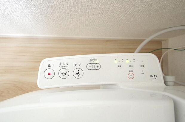ウォシュレット機能　暖房便座は必需品です。１階　２階の両方のトイレに付いてます。