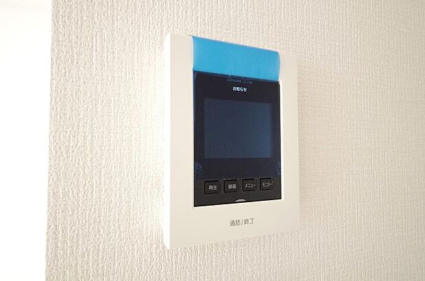 来訪者を映像と音声で確認可能なので、煩わしいセールスにも住戸内で対話可能です。
