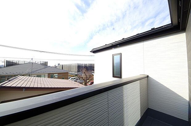 陽光あふれるバルコニーは、たくさんの光を浴びることができるのでお洗濯物やお布団もしっかり干せます。