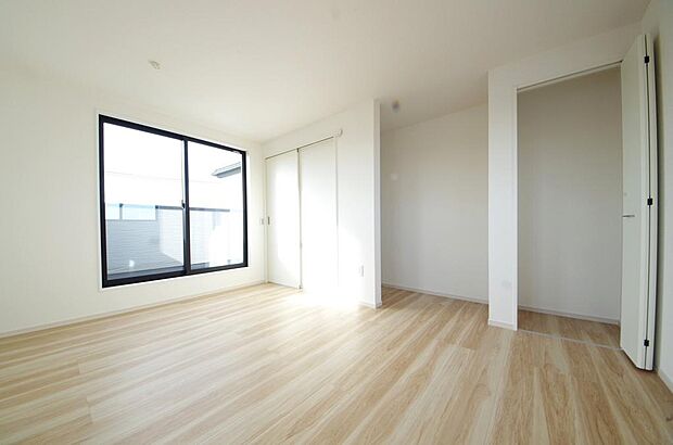 木の質感が優しい床材と豊富な収納が特徴的な、心に温かさを感じる内装です。