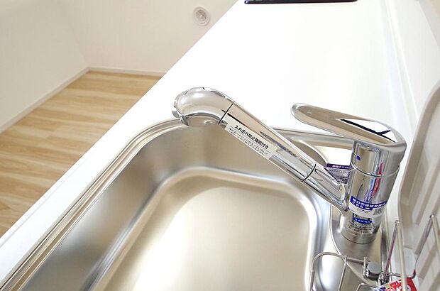 キッチンの水栓はホースが伸びますので、大きな鍋も楽に洗う事が出来ます。浄水器もビルトインです。
