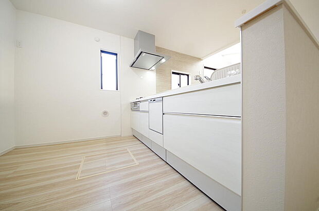 キッチンには耐久性が高く、お手入れも簡単で人工大理石トップを採用して、キッチンを優雅に演出しました。