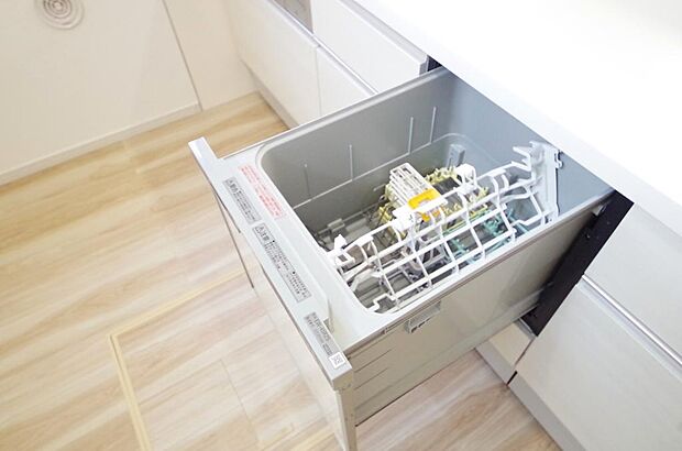 食器の出し入れがしやすいスライド収納タイプの食器洗い乾燥機です。また、節水効果にも優れています。