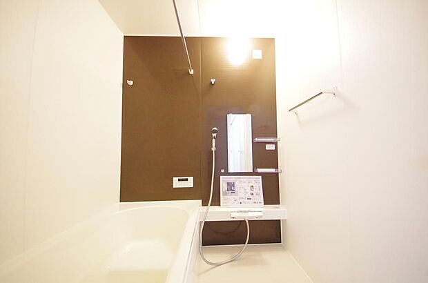 心地よい入浴タイムを追求した大きな浴槽とアクセントパネルで、より高級感が演出されます。