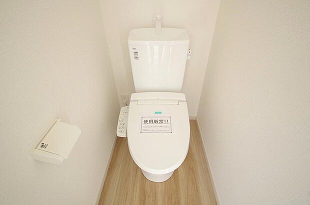 少ない水を有効に使って、汚れも効率よく洗浄します。便器は奥までふちのない掃除がしやすい形状です。