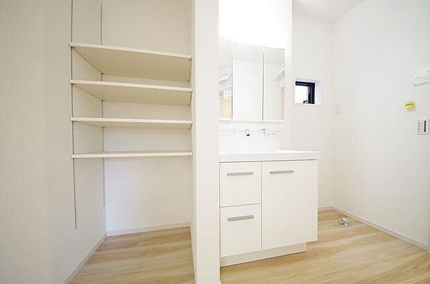 家族全員で利用するパブリックスペースとなりますので、鏡周りの収納ですっきり洗面台がご利用いただけます
