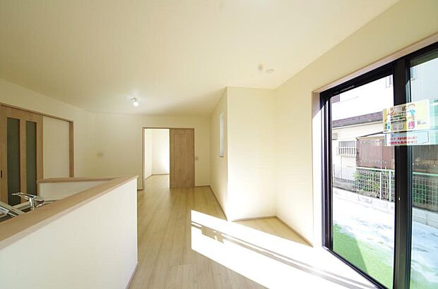 明るい陽光が差し込み開放的なリビング　ダイニングを演出し、ゆとりある空間はご満足いただけます。