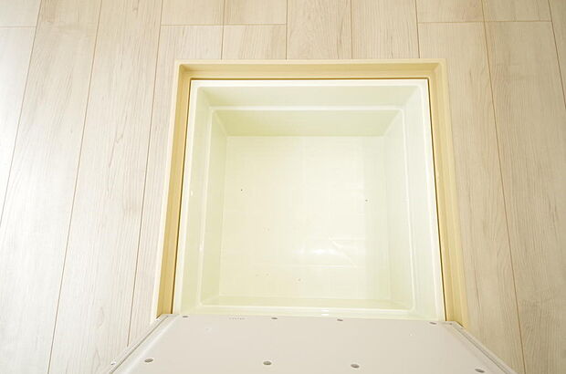 ミネラルウォーター、缶詰、非常食のストックに便利です。空間を有効に利用した収納です。