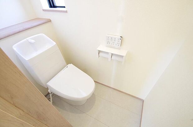 少ない水を有効に使って、汚れも効率よく洗浄します。便器は奥までふちのない掃除がしやすい形状です。