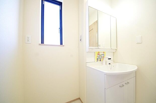 家族全員で利用するパブリックスペースとなりますので、鏡周りの収納ですっきり洗面台がご利用いただけます