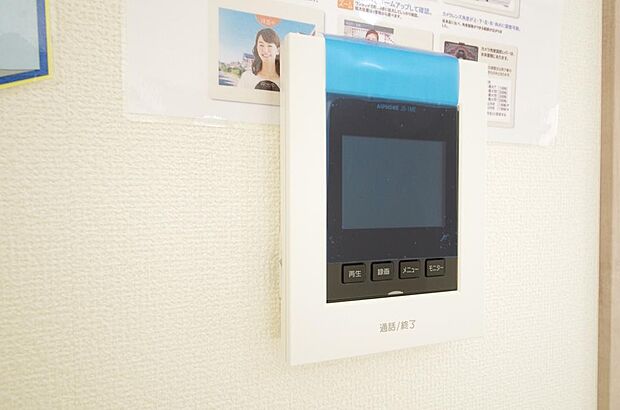 来訪者を映像と音声で確認可能なので、煩わしいセールスにも住戸内で対話可能です。
