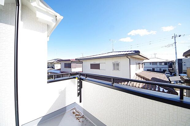 陽光あふれるバルコニーは、たくさんの光を浴びることができるのでお洗濯物やお布団もしっかり干せます。