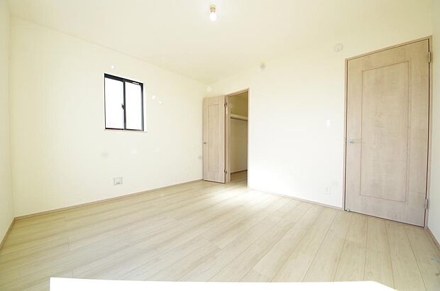 木の質感が優しい床材と豊富な収納が特徴的な、心に温かさを感じる内装です。