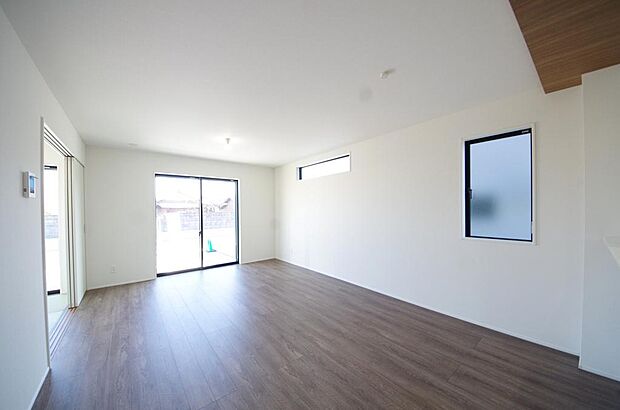 明るい陽光が差し込み開放的なリビング ダイニングを演出し、ゆとりある空間はご満足いただけます。